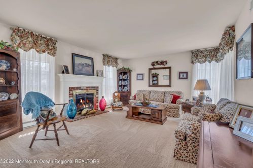 8 Gladstone Ave, Lakehurst NJ 08759-6625 exterior