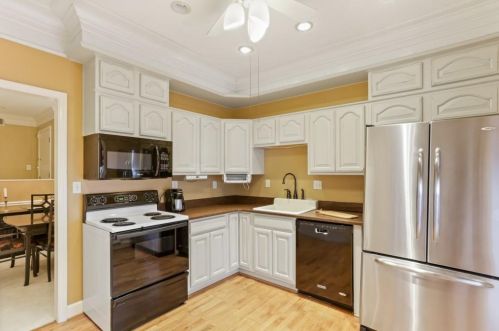 5615 Chemin De Vie, Atlanta GA 30342-2577 exterior