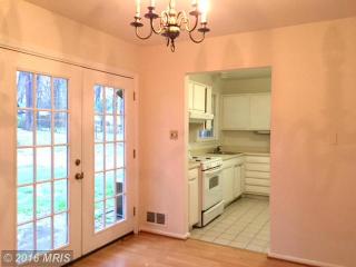 1107 Drake St, Vienna VA  22180-6522 exterior