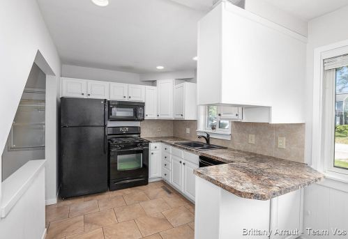 913 Fairfield Ave, Grand Rapids MI 49504-3745 exterior