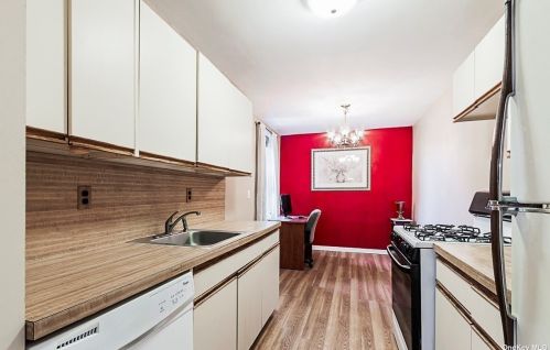 530 Dubois Ave, Valley Stream NY  11581-3248 exterior