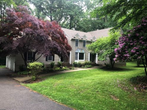 31 Warren Cutting, Chester, NJ 07930-2728