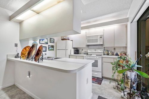 323 Live Oak Ln, Boynton Beach FL 33436-7116 exterior