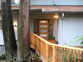 7301 Barbara Ln, Portland, OR 97223-1171