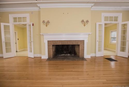 351 Main St, Ridgefield CT 06877-3810 exterior