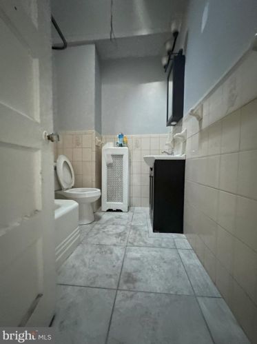 5627 Larchwood Ave, Philadelphia PA 19143-1909 exterior