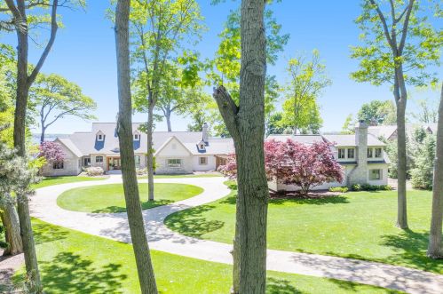 329 Circle Dr, Meskegon, MI 49445-2711