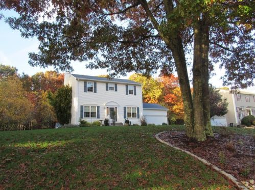 77 Fieldstone Dr, Coventry, RI 02816-8722