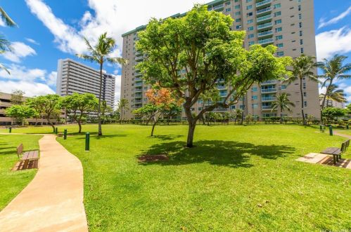 1090 Ala Napunani St, Honolulu HI  96818-1788 exterior