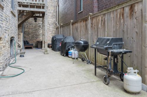 1509 Cornelia Ave, Chicago IL 60657-1305 exterior