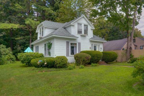 6 Palmer Ave, Plaistow NH 03865-2540 exterior