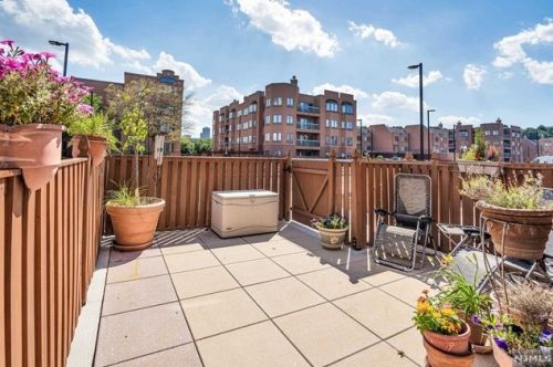 315 Livingston Ct, Edgewater NJ 07020-1639 exterior