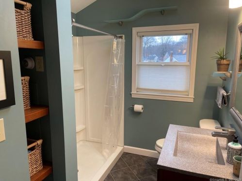 42 Oxford Dr, Enfield CT 06082-2535 exterior