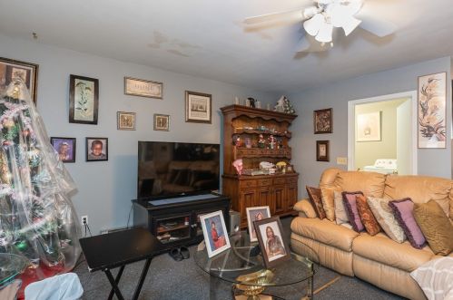 79 Exposition Ter, West Springfield MA 01089-3760 exterior