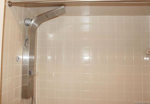 627 Ashley Cir, Rochester MI 48307-4593 exterior