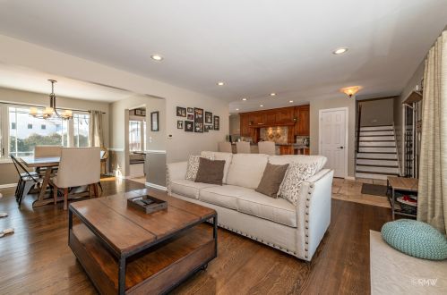 828 Stratford Ave, Elmhurst IL 60126-4651 exterior