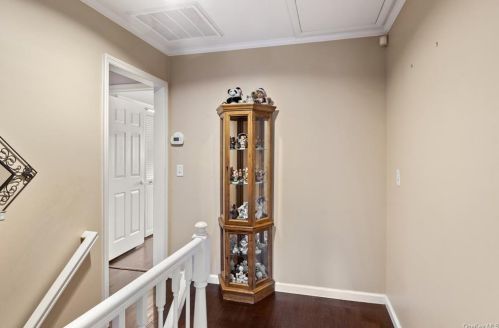 74 Leroy Ave, Valhalla NY 10595-1437 exterior