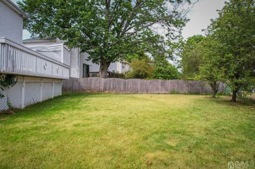 6 Sarah Ct, Edison NJ 08817-2288 exterior