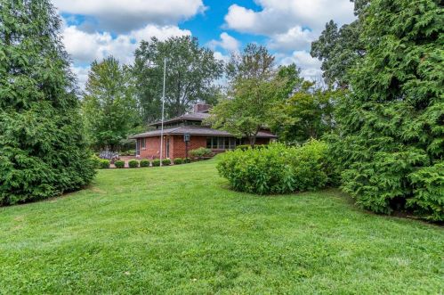 2 Sherwyn Ln, Saint Louis MO 63141-7821 exterior