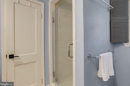 8909 Linton Ln, Alexandria VA 22308-2438 exterior