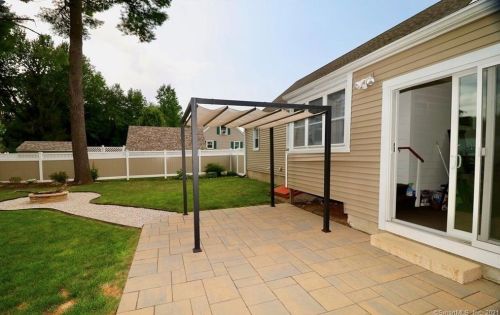 153 Bloomfield Ave, Windsor CT  06095-2819 exterior