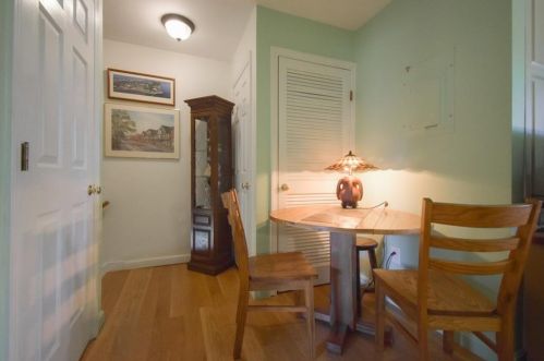 18 Chapel St, Middletown, RI 02840-3254