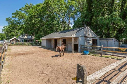 1370 Walnut Ave, Bohemia NY 11716-2110 exterior