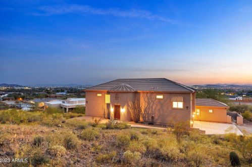 527 Briles Rd, Phoenix AZ  85085-0632 exterior