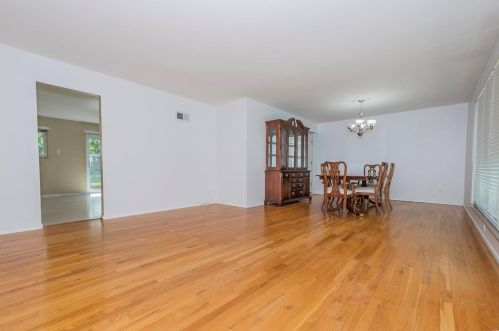 7606 Mayberry Dr, Saint Louis, MO 63123-2723