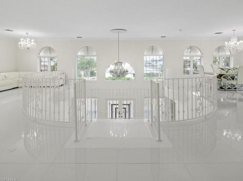 9980 Vanderbilt Dr, Naples FL 34108-2170 exterior