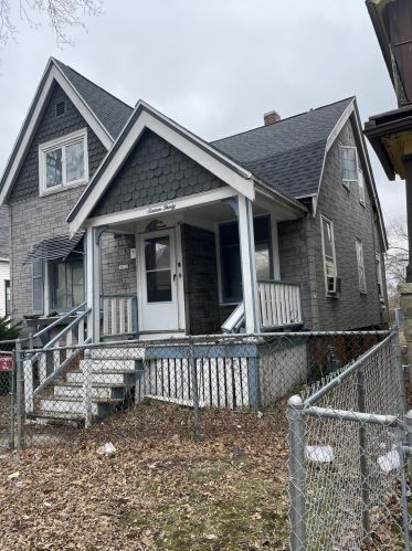 1630 32nd St, Milwaukee, WI 53215-1935