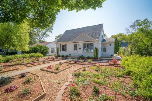 5721 58th St, Milwaukee, WI 53218-2424