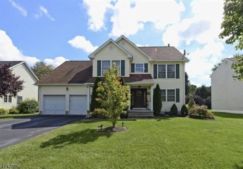 8 Frelinghuysen St, Belvidere, NJ 07823-2023