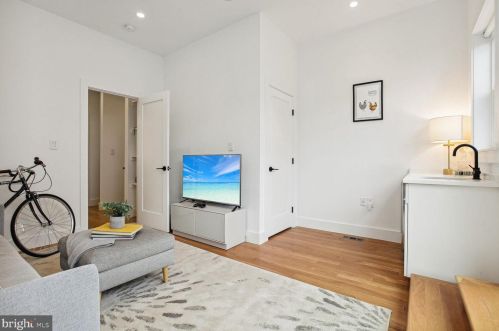 919 4th St, Washington, DC 20003-3481