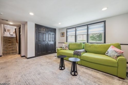 26 Richland Dr, Springfield NJ  07081-2509 exterior