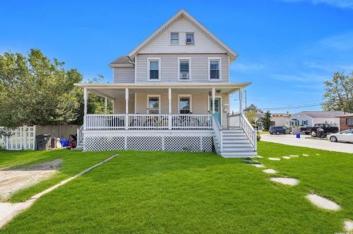 222 Cedar Ln, Babylon NY  11702-4417 exterior