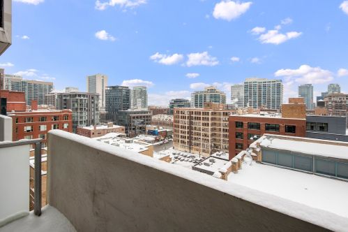 630 Franklin St, Chicago IL  60654-8327 exterior