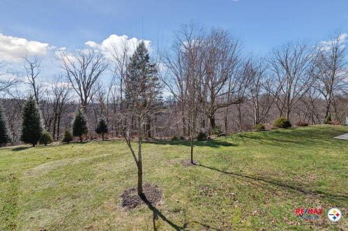 283 Longleaf Dr, Moon Twp PA  15108-3135 exterior