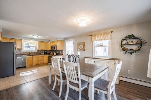 84 Spg St, Windsor Locks CT 06096-2207 exterior