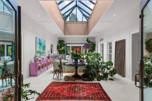 2729 Log Cabin Dr, Atlanta GA exterior