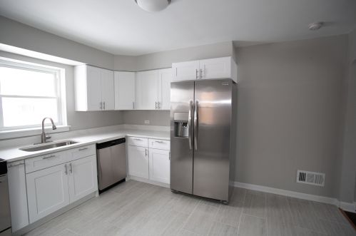 8015 Artesian Ave, Chicago IL  60652-2819 exterior