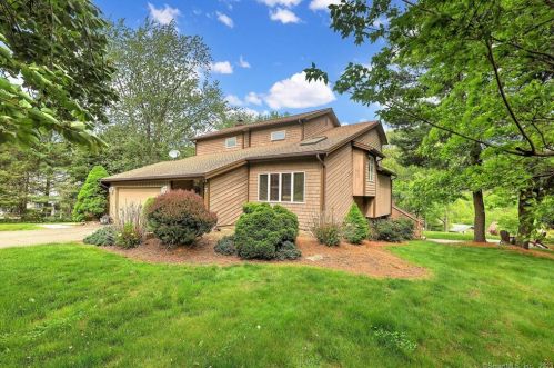 7 Cliffside Dr, Wallingford, CT 06492-1923