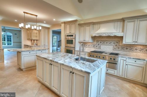 2221 Jefferson Ln, Huntingdon Valley PA 19006-6038 exterior