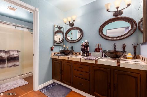 2464 Crocus Dr, Phoenix AZ 85053-5416 exterior