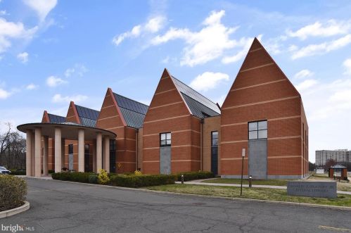 5300 Holmes Run Pkwy, Alexandria VA 22304-2834 exterior