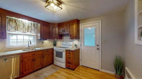 57 Knollwood Rd, Farmington CT 06032-1013 exterior