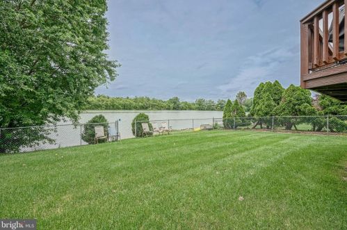 42 Hamilton Lk Dr, Trenton NJ 08619-3437 exterior