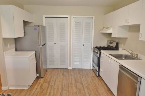 28 Sharon Dr, East Hanover NJ  07936-3429 exterior