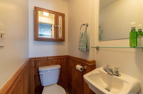 6 Debra St, Enfield CT 06082-5031 exterior