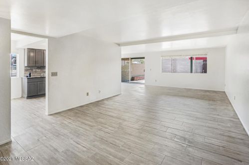 8373 Mesquite Shadows Dr, Tucson, AZ 85704-6413